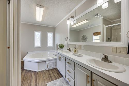 Ένα μπάνιο στο St Augustine Home with Dock and Lift on St Johns River