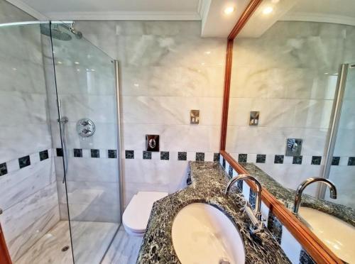 ein Bad mit einem Waschbecken und einer Dusche in der Unterkunft Amorosa Beach Villa 6 in Neo Chorio