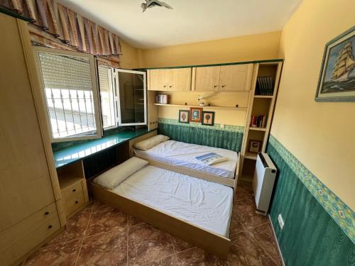 Habitación pequeña con cama y ventana en Casa Rural Las Eras de Campotejar, 