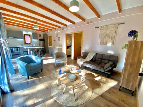 ein Wohnzimmer mit Sofa und Tisch in der Unterkunft Cabañas Los Abetos in Puerto Varas