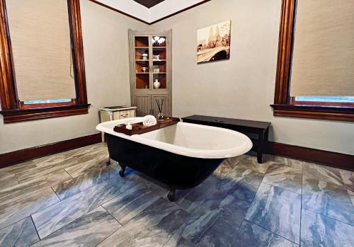 bagno con ampia vasca in camera di The Villa on Meridian a Indianapolis