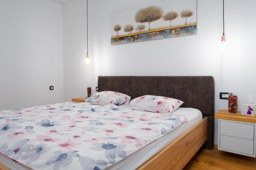 ein Schlafzimmer mit einem Bett mit rosa Blumen drauf in der Unterkunft Vacation Station Kamnik in Kamnik