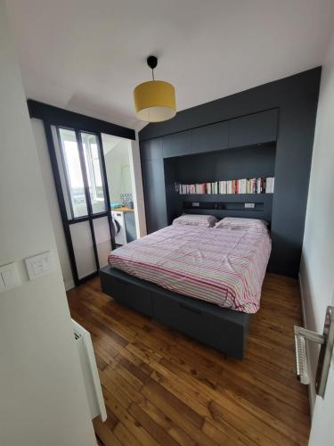 une chambre avec un lit et une étagère dans l'établissement Hyper centre de NANTES, dernier étage vue exceptionnelle, à Nantes