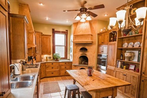 cocina con armarios de madera y mesa de madera en The Villa on Meridian, en Indianápolis