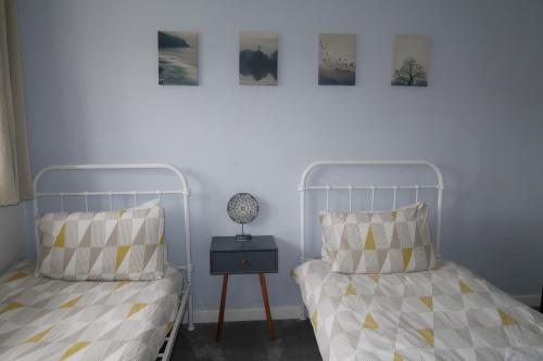 two beds sitting next to each other in a bedroom at Snowdon Snug 2.0 in Llanberis