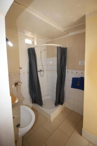 La salle de bains est pourvue de toilettes, d'une douche et d'un lavabo. dans l'établissement Villa do Mar Calheta, à Calheta