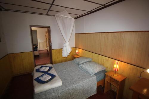 een slaapkamer met een bed met blauwe handdoeken bij Villa do Mar Calheta in Calheta