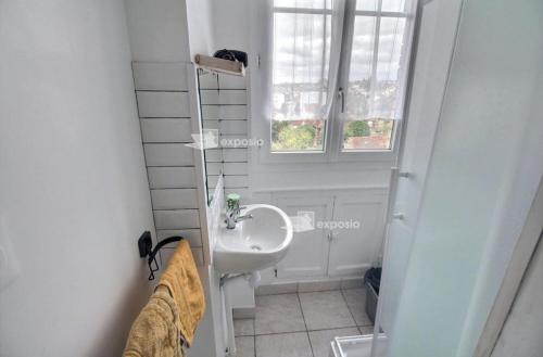 un piccolo bagno con lavandino e specchio di Appartement Ris orangis a Ris-Orangis