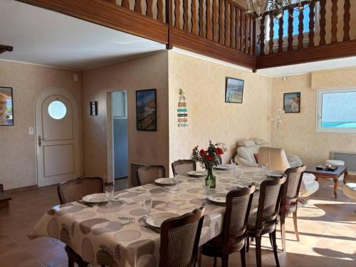 une grande salle à manger avec une table et des chaises dans l'établissement Maison bord de mer, à Pénestin
