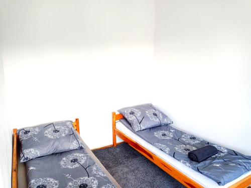 two beds sitting next to each other in a room at Gdańsk tanie noclegi pokój z balkonem z widokiem na morze nr 12 1-3 osobowy in Gdańsk