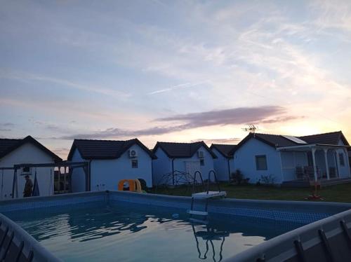 Bassein majutusasutuses Domki nad morzem, Laba Rusinowo koło Jarosławca, või selle lähedal