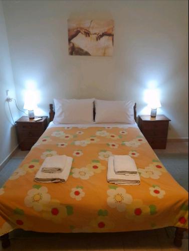 Un dormitorio con una cama grande con flores. en villa Rodo, en Platanidia