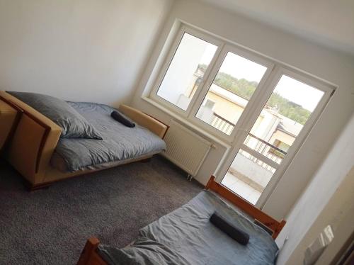 Una cama o camas en una habitación de Gdańsk tanie noclegi pokój z widokiem