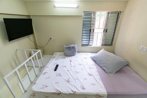 a small bedroom with a bed and a window at 41 LOFT DUPLO · LOFT completo perto Zoológico e São Paulo EXPO in São Paulo