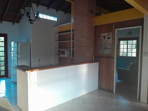 cocina con encimera blanca en una habitación en Hospedagem em apto em Rolante, en Rolante