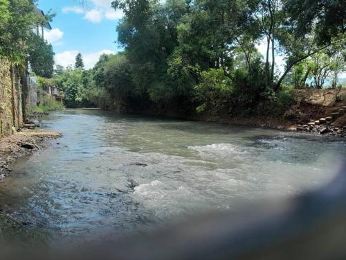 Un río con un poco de agua y algunos árboles en Hospedagem em apto em Rolante, en Rolante