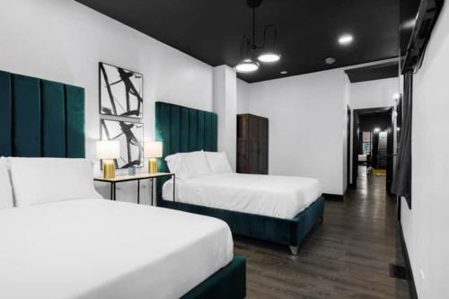 Un pat sau paturi într-o cameră la The Black And White Suite