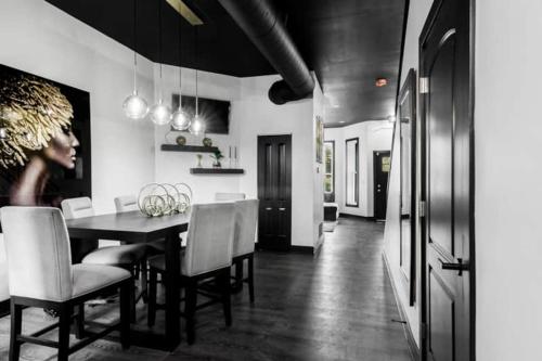 芝加哥的住宿－The Black And White Suite，一间带桌椅的用餐室