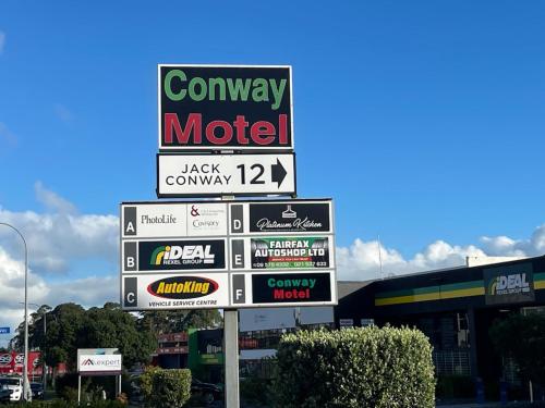 Sijil, anugerah, tanda atau dokumen lain yang dipamerkan di Conway Motel Manukau
