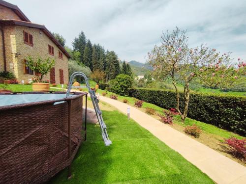 ein Haus mit einem Garten mit grünem Gras in der Unterkunft Villa Camelia Tuscany in Pescia