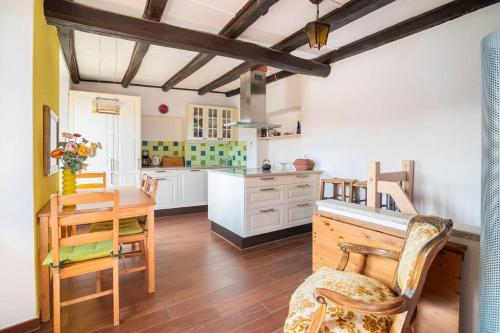 eine Küche mit einem Tisch und einem Esszimmer in der Unterkunft Come Relax and Enjoy the Breathtaking Views in Brissago