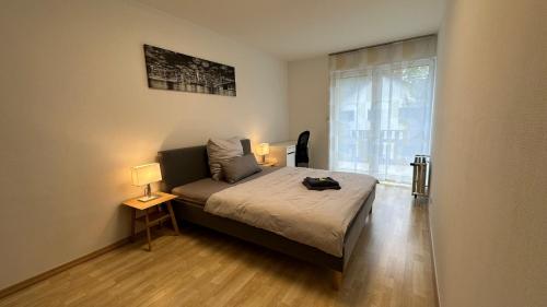 een slaapkamer met een bed met een lamp en een raam bij Haus mit 4 Schlafzimmer, Wohnzimmer und Küche in Heusenstamm