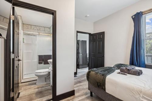 een slaapkamer met een bed en een badkamer met een toilet bij Fairfax Urban Oasis - New Reno - 5 mins to Clinic in Cleveland