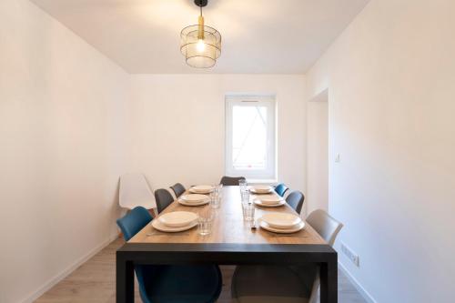 une salle à manger avec une table et des chaises en bois dans l'établissement Le cosmopolitain, à Metz