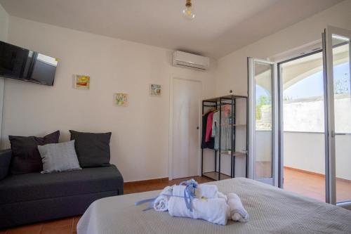 a living room with a bed and a couch at Casa Mimi in Procida