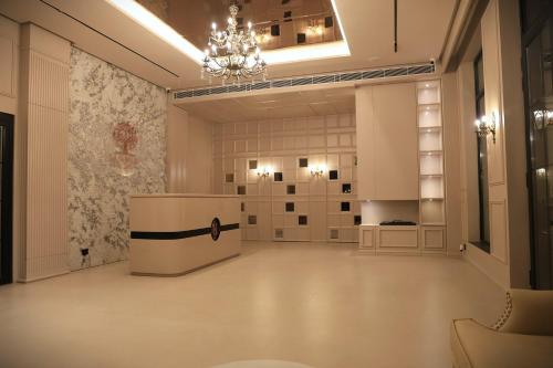 un gran salón con una lámpara de araña y una habitación con una barra en La Nature Hotels & Resorts en Sīkar
