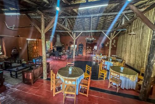 una habitación con mesas y sillas en un edificio en ART HOUSE Hacienda San Antonio, en Cajamarca