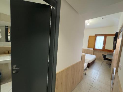 uma casa de banho com um frigorífico preto num quarto em Hotel Holidays em Roccaraso