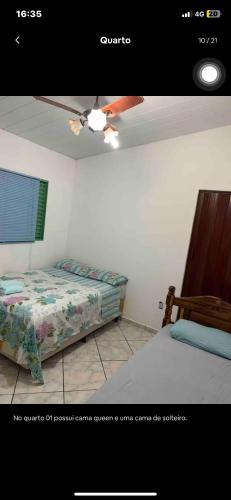 1 dormitorio con 1 cama y ventilador de techo en Casa - Família Hassan, en Corumbá