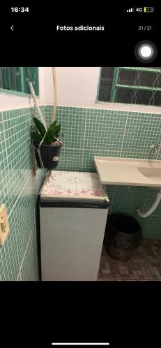 baño con encimera y lavabo en Casa - Família Hassan, en Corumbá