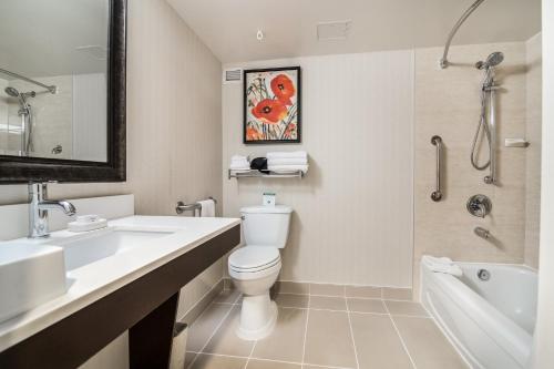 ein Badezimmer mit einem Waschbecken, einem WC und einer Badewanne in der Unterkunft Holiday Inn Vancouver-Centre Broadway, an IHG Hotel in Vancouver