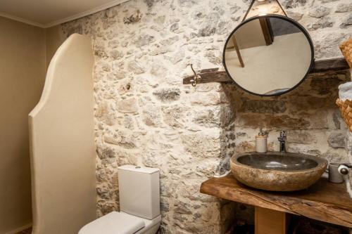 a bathroom with a sink and a mirror at Amplades Vasilia in Gálipe