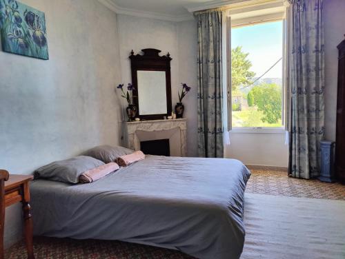 Katil atau katil-katil dalam bilik di Chambre 3 personnes avec salle de bain dans mas du Lubéron