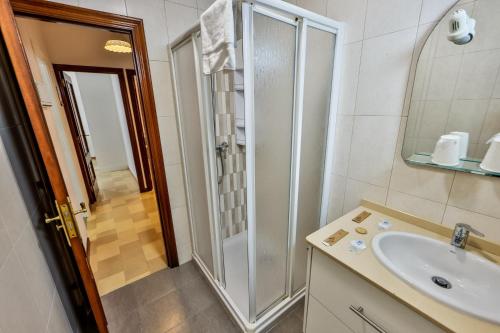 La salle de bains est pourvue d'un lavabo et d'une douche. dans l'établissement casa de Antonio, à Camariñas
