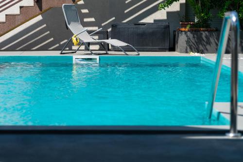 Bazén v ubytování Pure Sky Apartments - with pool nebo v jeho okolí