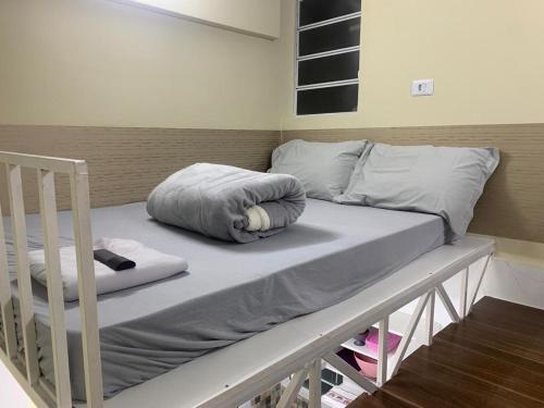 a bed with a blanket on top of it at 53 LOFT Quadruplo · LOFT 900m da São Paulo Expo e do metrô Jabaguara in Sao Paulo