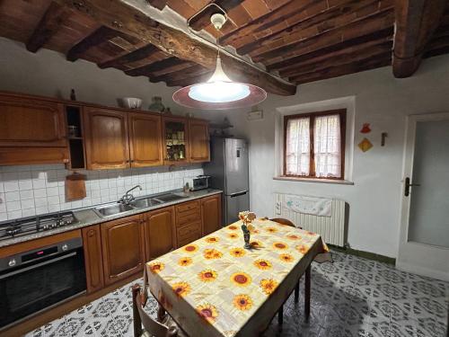 una cocina con una mesa con flores. en Da Giovannina en Buti