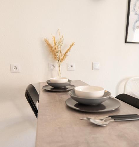 une table avec deux bols au-dessus dans l'établissement Fabulous Appartement - Disneyland & Paris, à Bussy-Saint-Georges