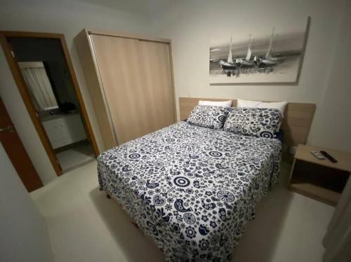 - une chambre avec un lit et une couette bleue et blanche dans l'établissement Flat 120 / Veredas / 300m2 HotPark, à Rio Quente