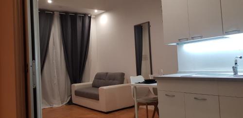 een woonkamer met een stoel en een tafel bij CasaAlma in Serdiana