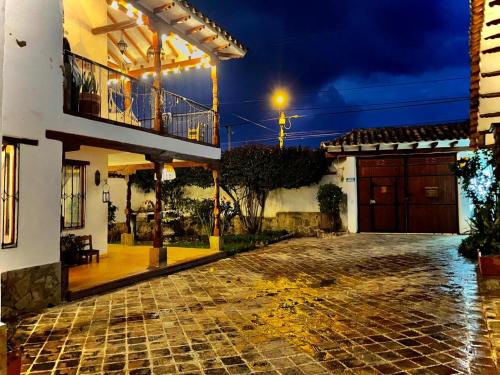 eine Kopfsteinpflasterstraße vor einem Haus in der Nacht in der Unterkunft El Oasis de la villa in Villa de Leyva