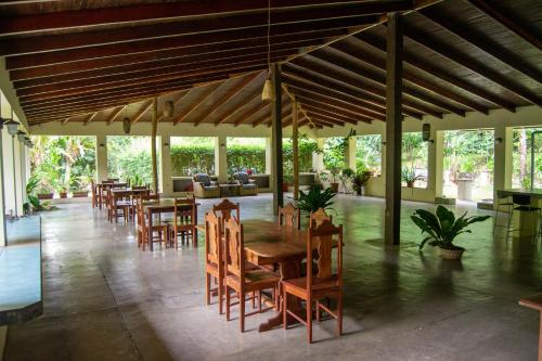 - une salle à manger avec des tables et des chaises dans un pavillon dans l'établissement Ventanas Rio, à Carate