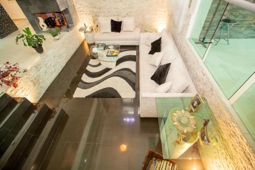 an overhead view of a living room with a couch at Habitacion con dos camas dobles y baño propio in Puebla