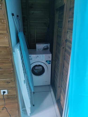 een wasmachine en droger in een kleine kamer bij GWADA FUN HABITATION in Saint-Claude