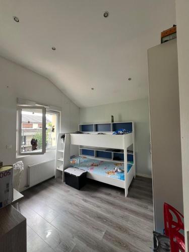 - une chambre pour enfants avec des lits superposés blancs dans l'établissement ma maison, la votre, à Les Pavillons-sous-Bois