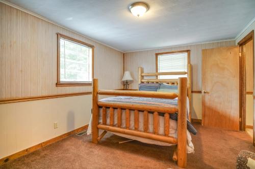 1 Schlafzimmer mit 2 Etagenbetten und einem Fenster in der Unterkunft Dandridge Cabin in Inspiration Cove with Lake Access in Dandridge
